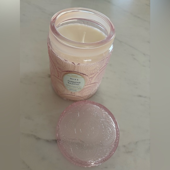 Leoben Co No34 Jasmine Santal Candle Pink Textured Candle - Picture 3 of 5